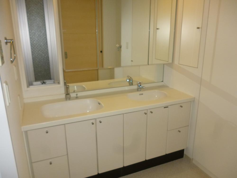 Wash basin, toilet. Vanity of two series of hotel specifications