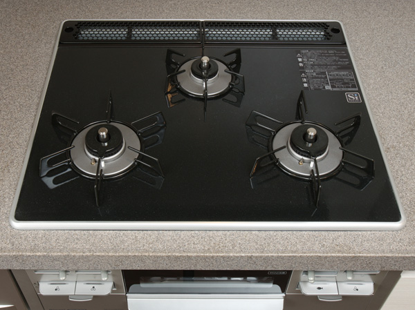 Kitchen.  [Pearl Crystal top three-necked stove] All mouth all sensor types of excellent pearl crystal top in impact resistance. Stove forgetting to turn off fire function ・ It is safe in the extinction safety device with.
