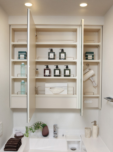 Bathing-wash room.  [Easy-to-use Kagamiura housed in a functional] The back side of the mirror is the entire storage. Including toiletries, It is convenient to organize, such as cosmetics and hair care products. Use and put away, but you can very well.