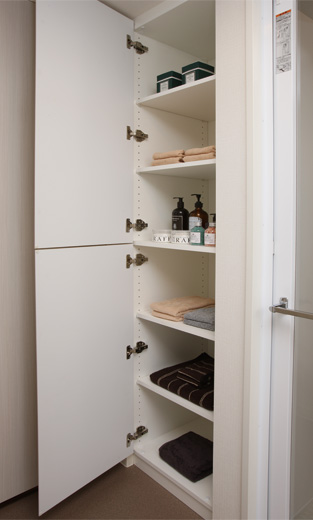 Receipt.  [Convenient linen warehouse for storage of towels you use every day] Linen cabinet that in the wash room and bath can be stored, etc. in a compact towel you use every day. It is useful because it is possible to change the position of the shelf.