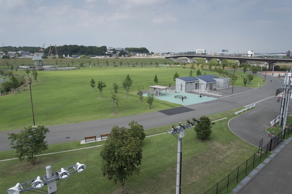Shin-Yokohama Park. Vast park, which is also the Nissan Stadium (about 440m ・ 6-minute walk)