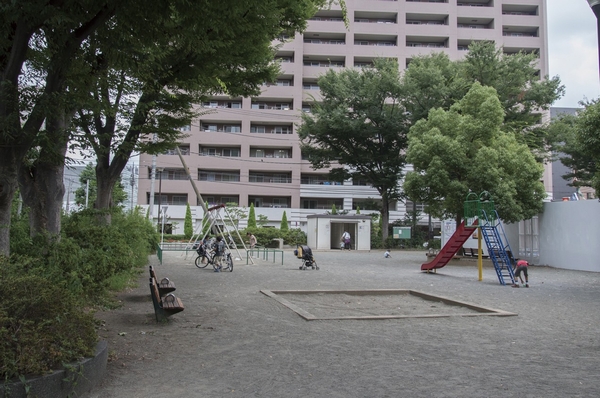 First park Shin-Yokohama to go to play casually and children (about 30m ・ 1-minute walk)