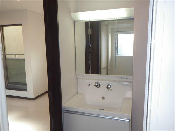 Wash basin, toilet. Wash basin