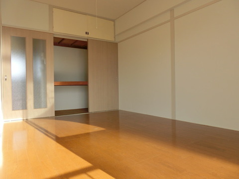 Living and room. Flooring of Western-style about 6 Pledge
