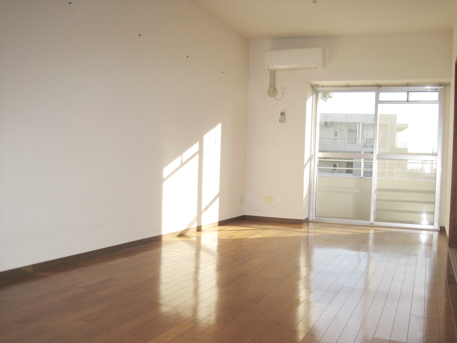Living and room. Air-conditioned Ventilation is also good
