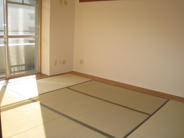 Other room space. 6-mat Japanese-style room of living next to Bright on the balcony surface! 