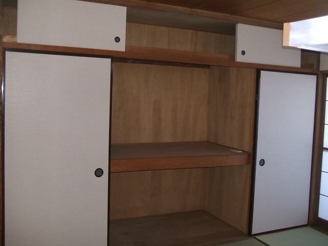 Living and room. Japanese-style room with a large closet storage