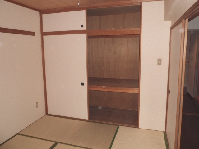 Living and room. Storage even with the upper closet is a large-capacity. 