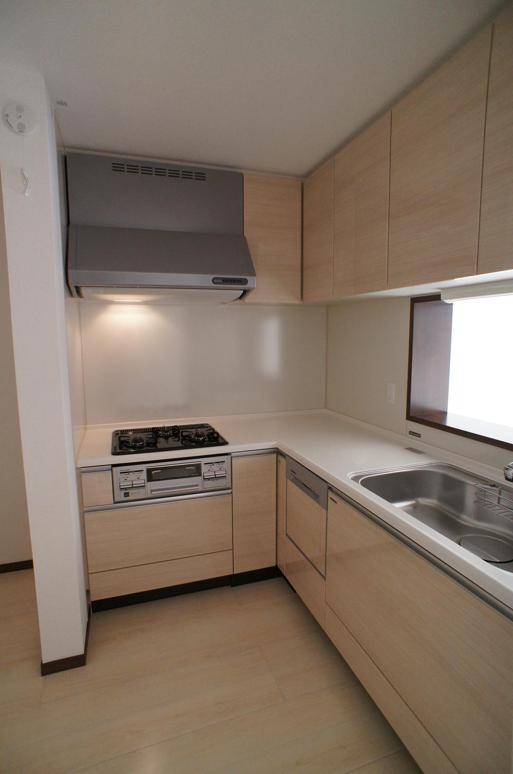 Kitchen. Face-to-face kitchen with firmly hanging shelf storage