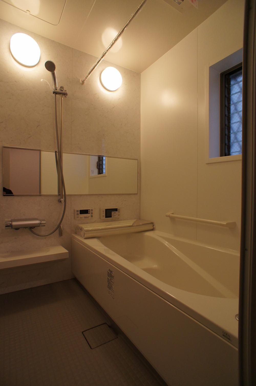 Bathroom. It has introduced the bathroom dryer and bathroom TV as equipment. Bathing one tsubo type is wide enough be bathing the child.