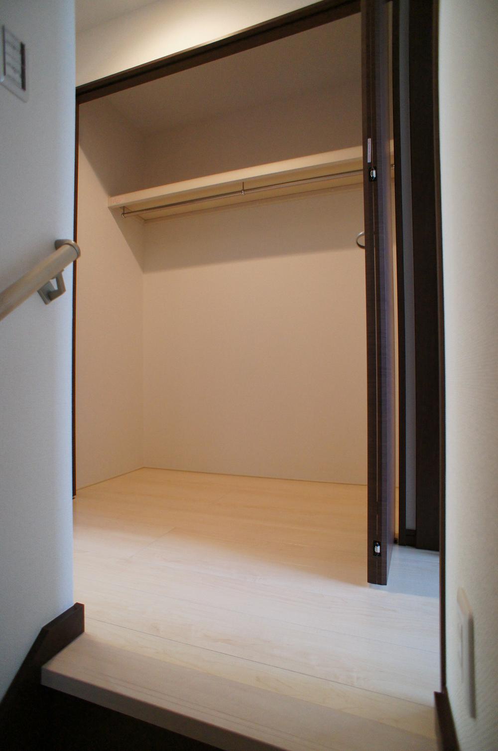 Receipt. And go up the stairs to the third floor, There is a large storage in the hallway. Pleasing multi-purpose storage space.