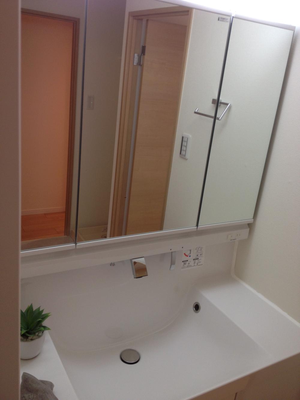 Wash basin, toilet. Indoor (12 May 2013) Shooting