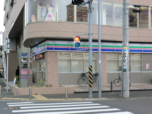 Convenience store. Three F North Shin-Yokohama Station store up (convenience store) 152m