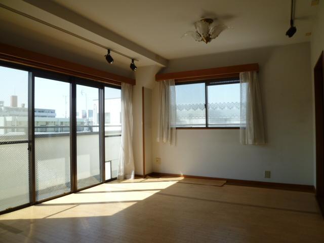 Living. Large windows, Bright living room. It would be to increase the number of smile because of 2 family house. 