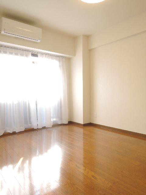 Non-living room. Bright Western-style facing the balcony (6 quires)