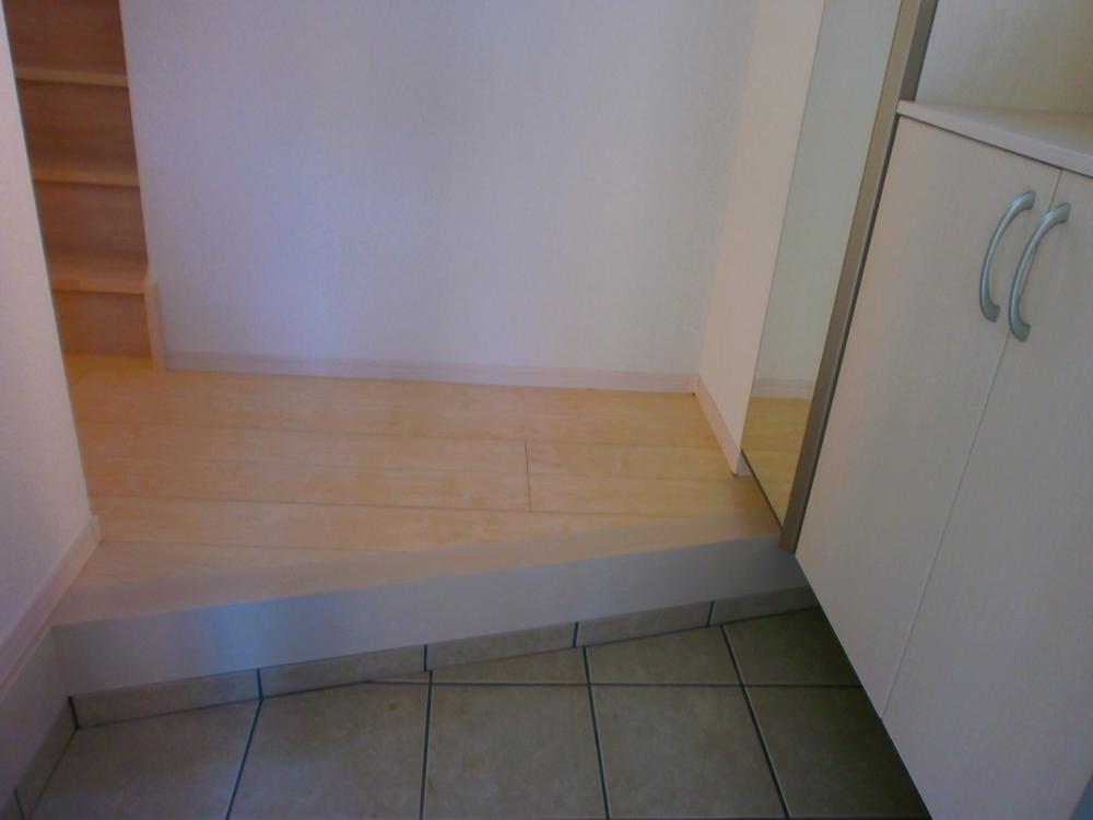 Entrance. Local (12 May 2013) Shooting. Shoebox entire surface mirrors with. You can check the grooming before going out