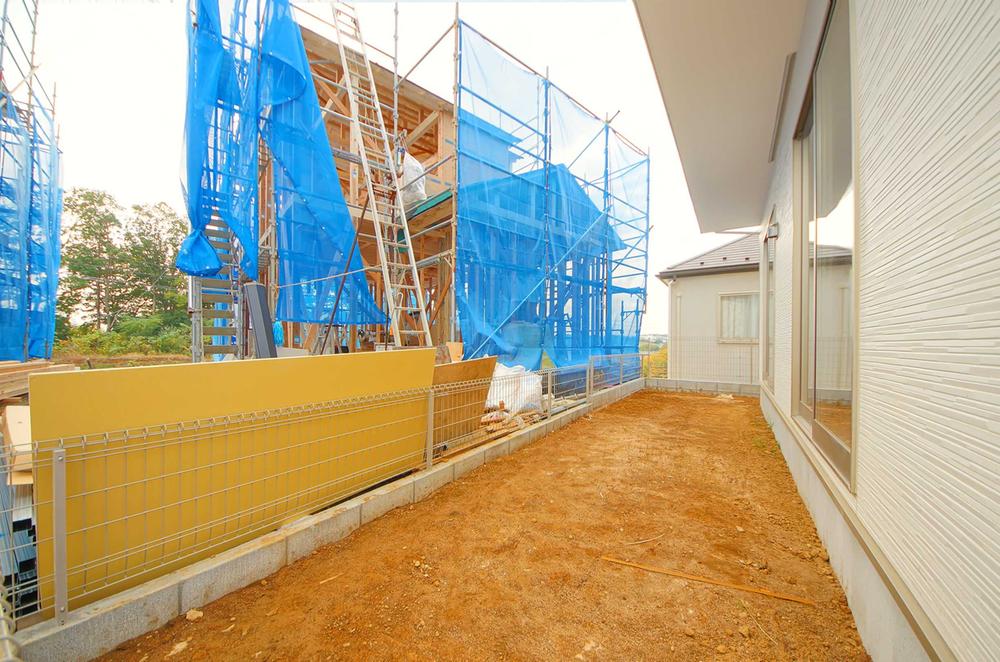 Garden. Local (11 May 2013) Shooting, There is a garden on the south side.