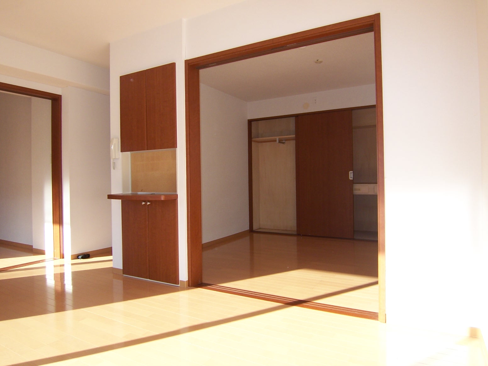 Living and room. It is a bright room! 