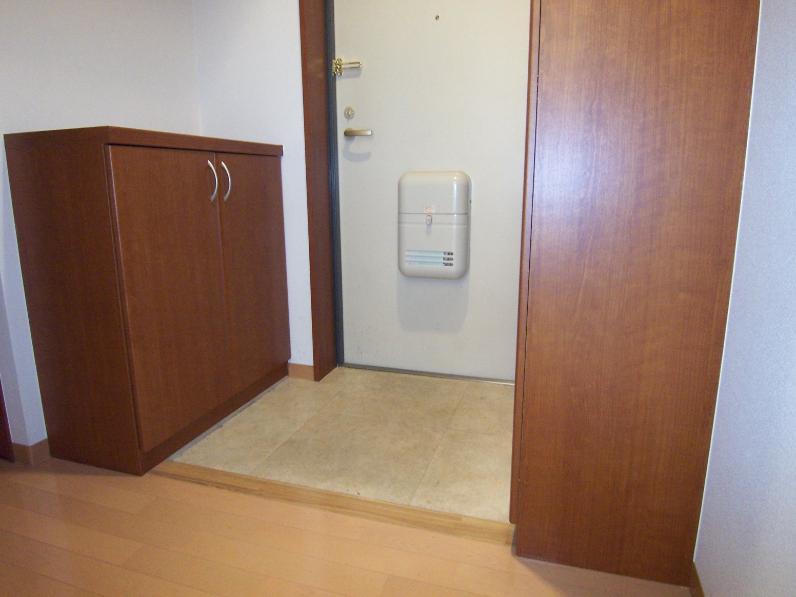 Entrance. Shoe box Yes to the entrance next to! 