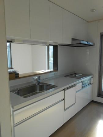 Kitchen.  [kitchen] Popular face-to-face kitchen overlooking the living room. Cherish the family of communication.