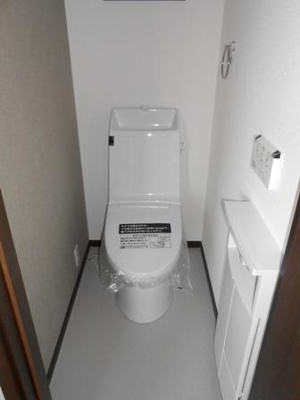 Toilet.  [toilet] Bidet function of the toilet.