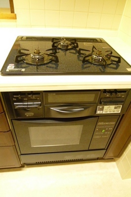 Kitchen. 3-neck gas stove