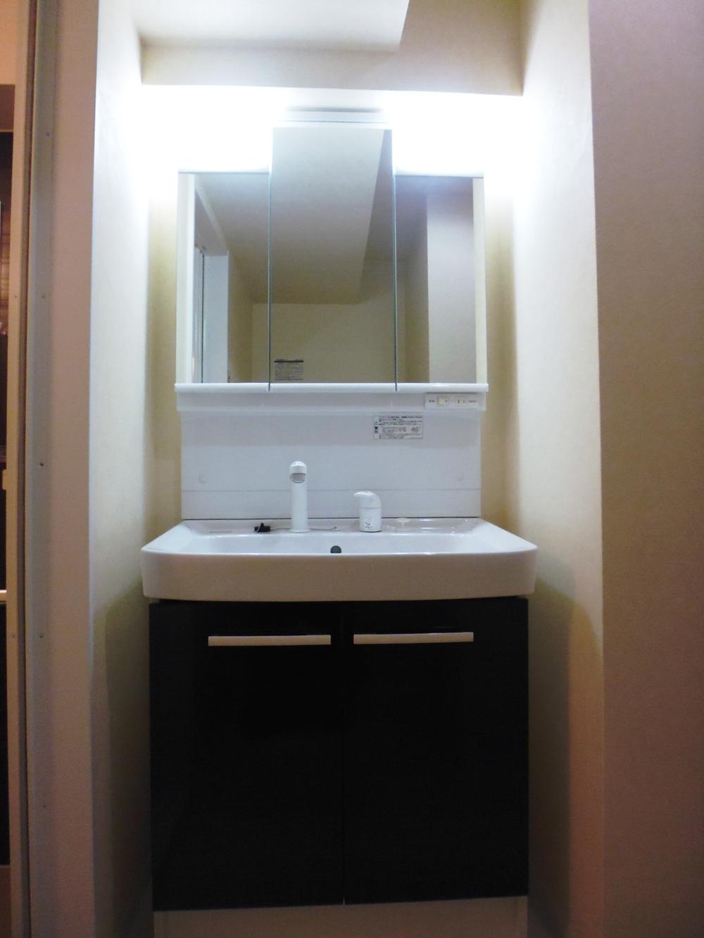 Wash basin, toilet. Indoor shooting