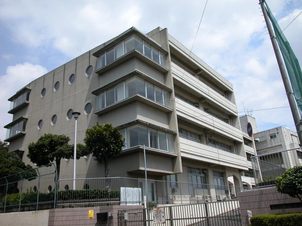 Primary school. Also it has been developed 1040m school route to Yokohama Municipal small desk Elementary School