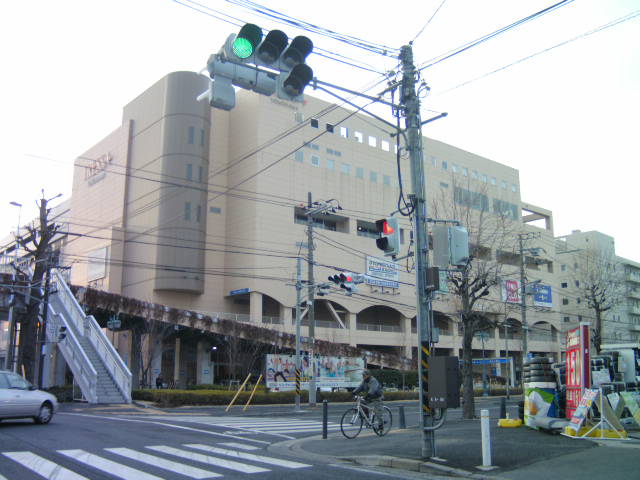 Shopping centre. Tressa 1100m to Yokohama (shopping center)