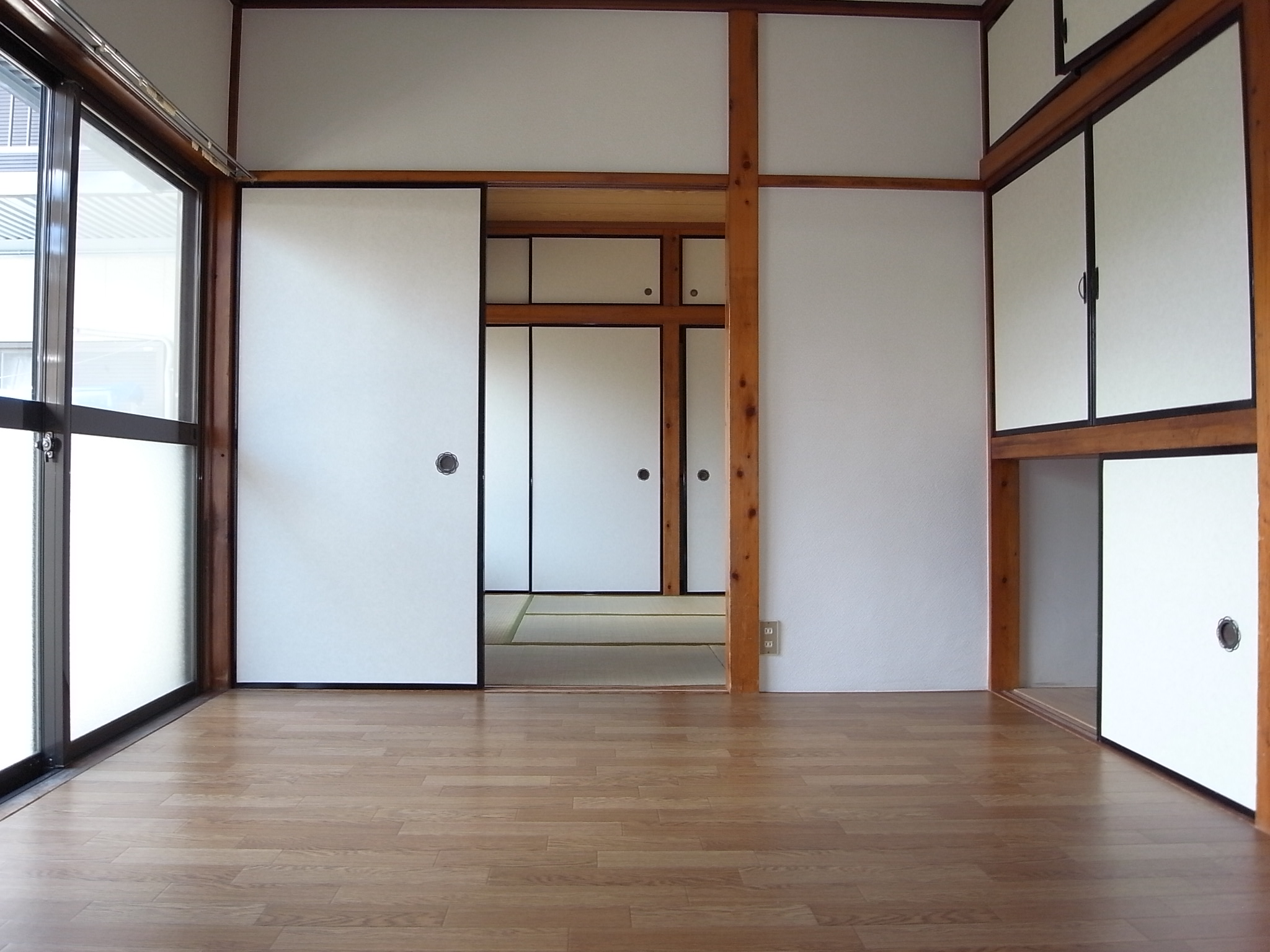 Living and room. Western-style 4.5 Pledge (south side) ・ Japanese-style room 6 quires