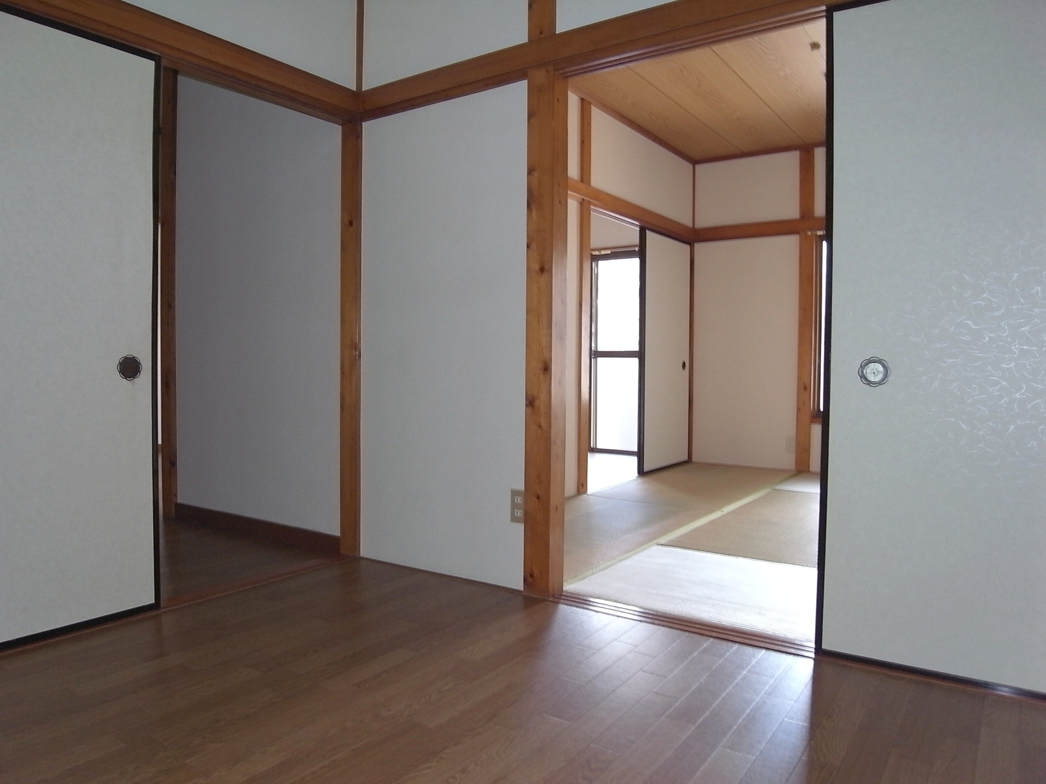 Living and room. Western-style 4.5 Pledge (north) ・ Japanese-style room 6 quires