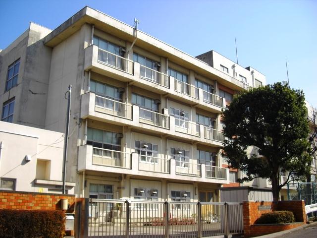 Primary school. 1306m to Yokohama Municipal neoptile Elementary School