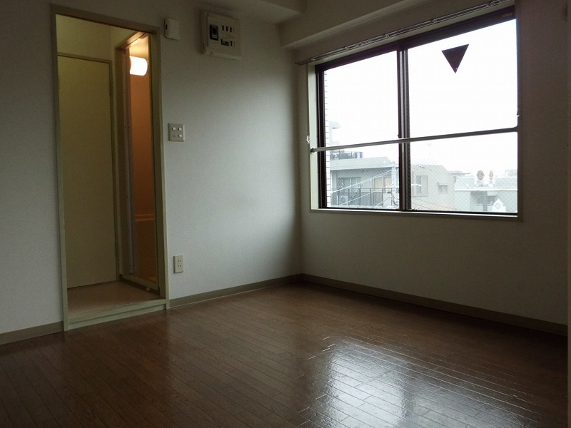 Living and room. It is spacious Western-style