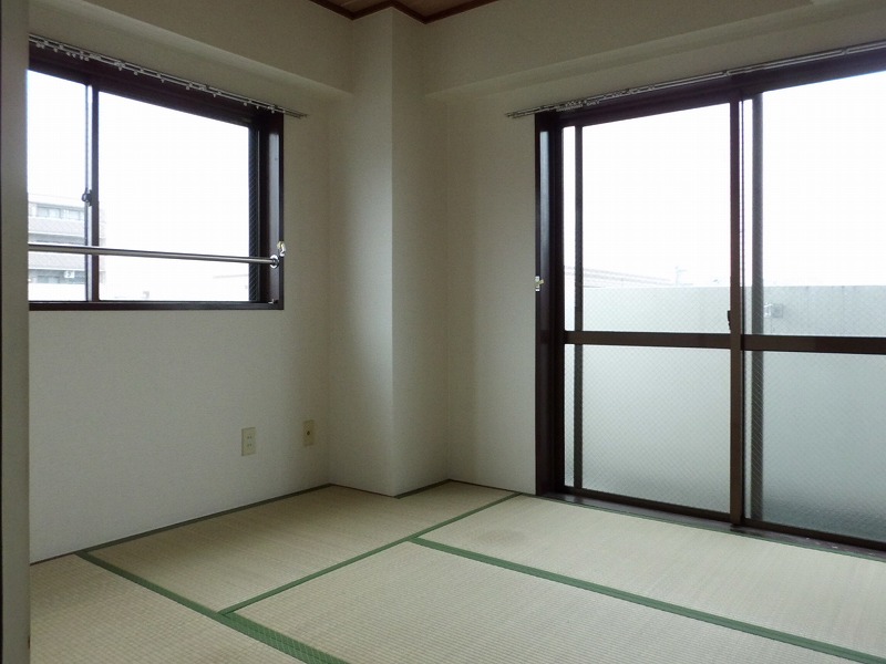 Living and room. It is a Japanese-style room of the two-sided lighting