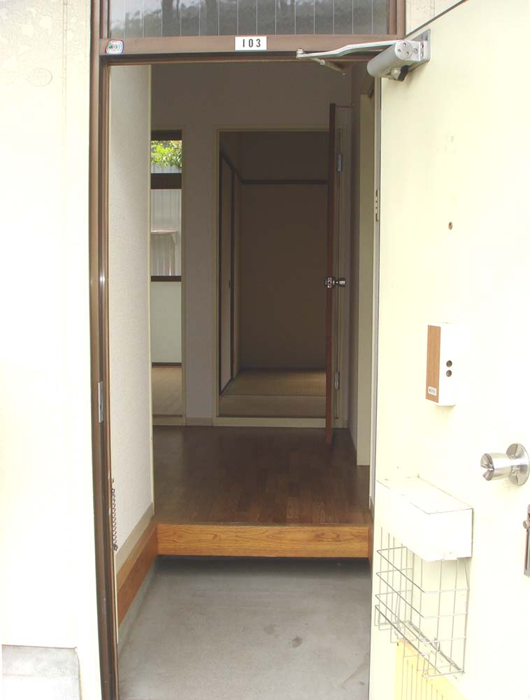 Entrance.  ※ It is a photograph of the other rooms.