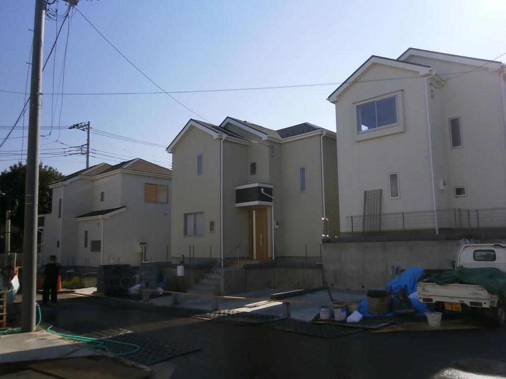 Local photos, including front road. Local (11 May 2013) Shooting Also it has been completed and parking.