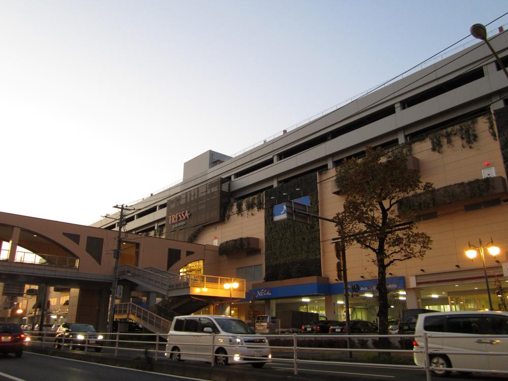 Shopping centre. Tressa to Yokohama 1700m