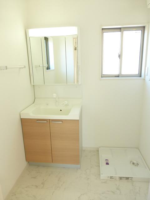 Wash basin, toilet. 1 Building Indoor (November 19, 2013) Shooting