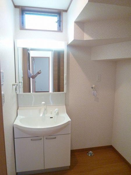 Wash basin, toilet. August 2012 shooting