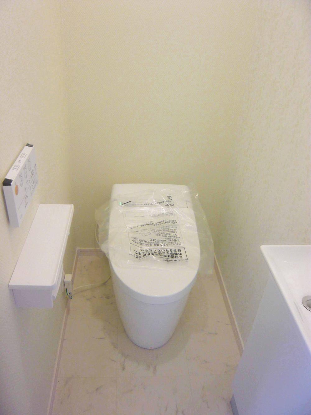 Toilet. Indoor (12 May 2013) Shooting