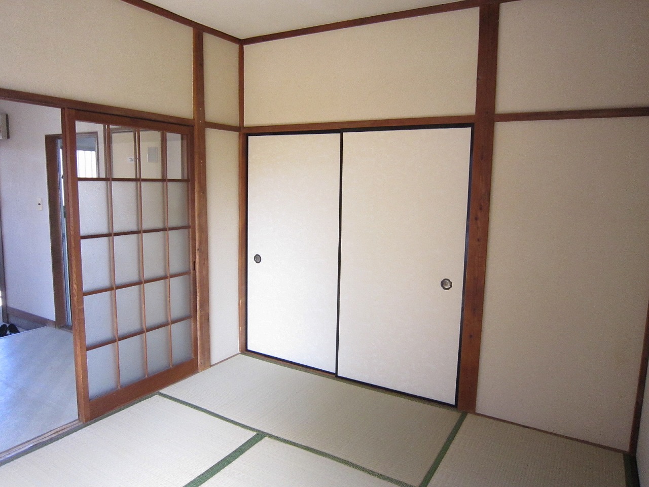 Living and room. Housed plenty to settle Japanese-style room