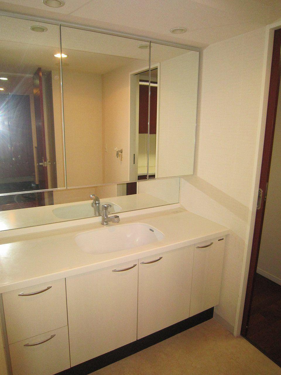 Wash basin, toilet. Indoor (11 May 2013) Shooting