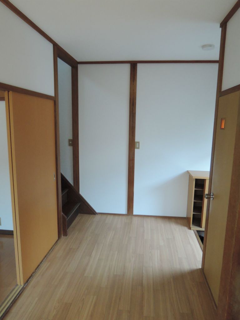 Other room space. Apparently the entrance side from the kitchen