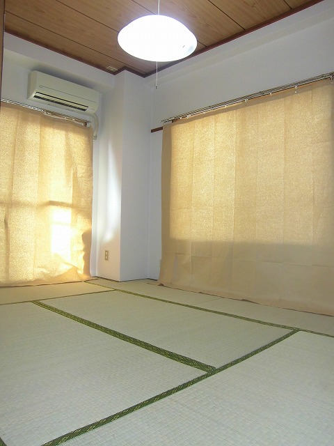 Living and room. Corner room, It is a two-sided lighting