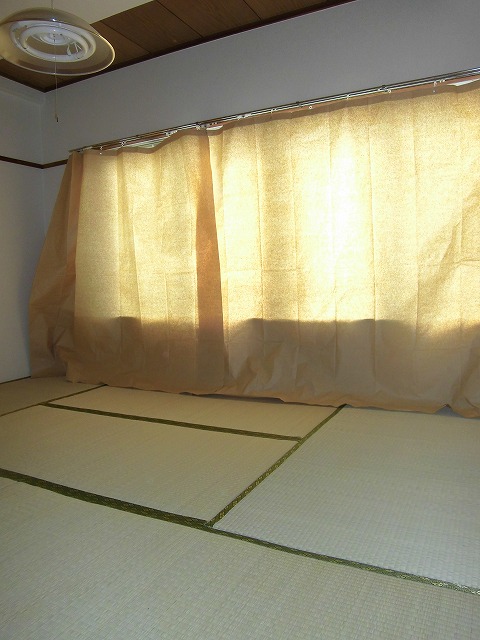 Living and room. Is a Japanese-style room that can be lighting a large window