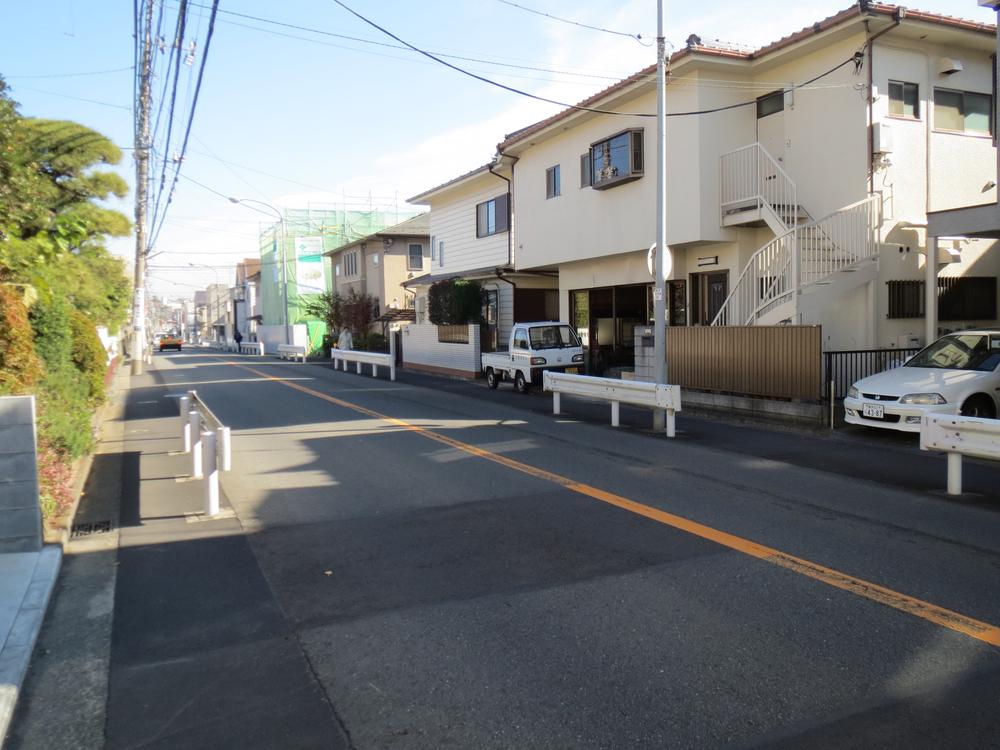 Local photos, including front road. 9.9m public roads and spacious