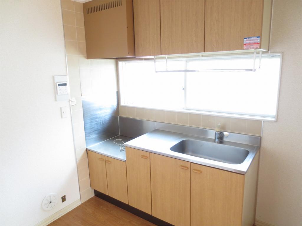 Kitchen. Bright because there is a window, Evocation is also easy to recommend.