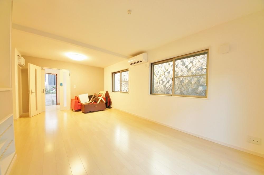 Living. Indoor (11 May 2013) Shooting, Windows are many bright living. 