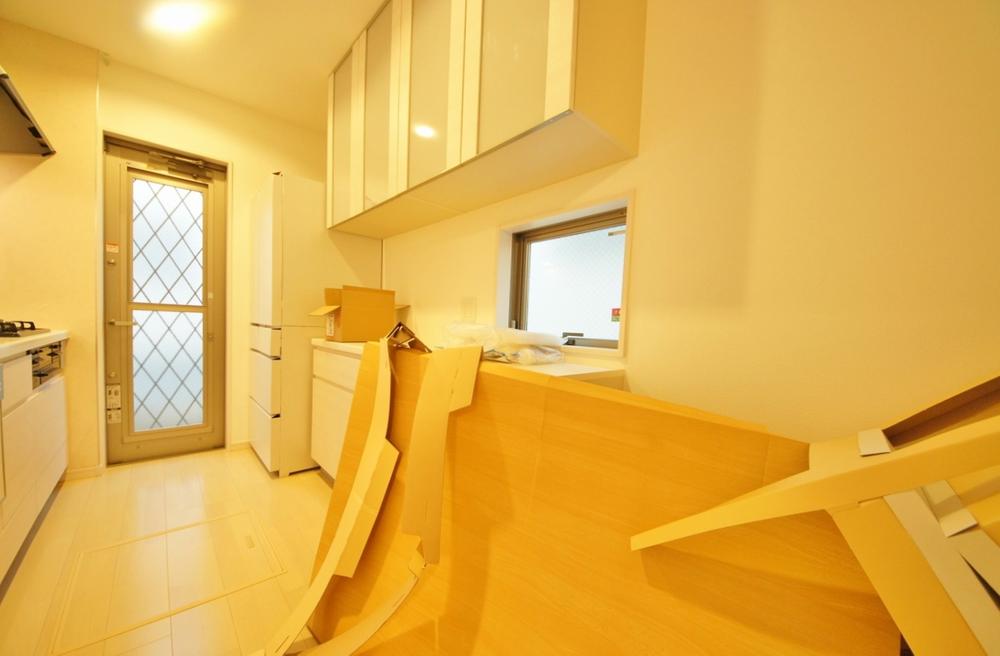 Kitchen. Indoor (11 May 2013) Shooting, It is a kitchen with a cupboard. 