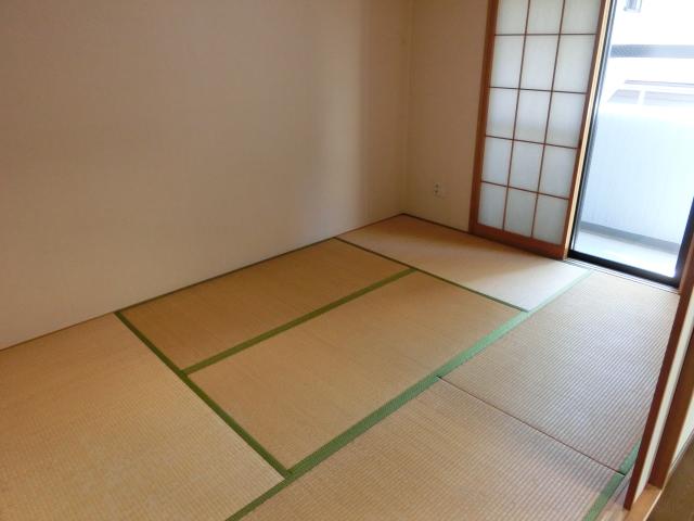 Non-living room. It will settle down after all the Japanese-style room